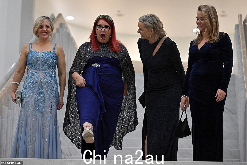 单膝跪地:自由党议员李嘉诚ndsay Melissa Macintosh,杜拉克选区自由党成员 Melissa Price 摆出姿势,反对党副领袖 Sussan Ley 和弗林德斯选区自由党成员 Zoe McKenzie 抵达堪培拉议会大厦参加 2023 年仲冬舞会