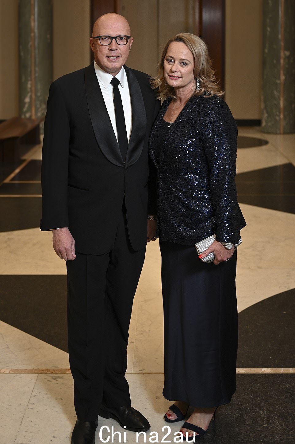 Dapper Dutton:反对党领袖 Peter Dutton 和他的妻子 Kirilly Duttonho,他们身穿午夜蓝色连衣裙和闪亮的西装外套。到达仲冬舞会