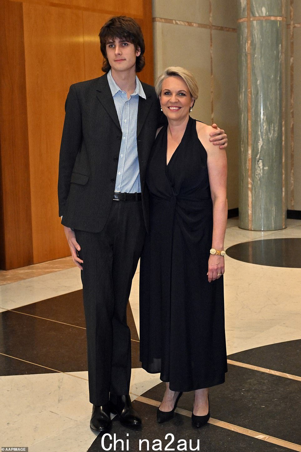 家庭事务:环境部长 Tanya Plibersek 和她的儿子乔一起穿了一件时尚低调的无袖黑色连衣裙。她说:“很确定我在今年的仲冬舞会上找到了最好的约会对象”