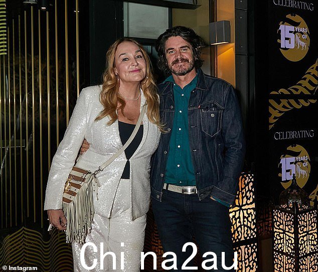 喜剧演员 Kate Langbroek 与她的丈夫 Peter Lewis 在活动中合影