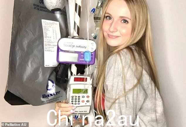 附近还有她在弗林德斯医疗中心 Laurel Hospice 的病友 Annaliese Holland,同样是 23 岁,两人在发现自己都患有 AAG 后建立了亲密的友谊