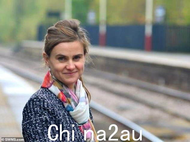 考克斯夫人英勇地告诉她的助手们远离,因为她被 Mair 残忍地袭击了