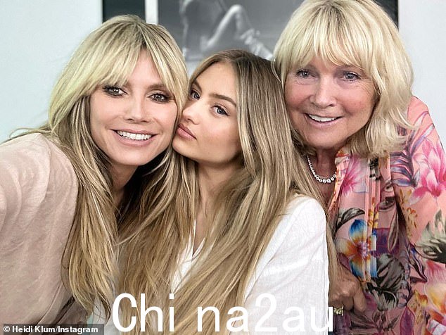 三位美女:克鲁姆本周末罕见地与她的一些家庭成员合影。德国超模和电视发布到 Instagram 的新快照中有三代人