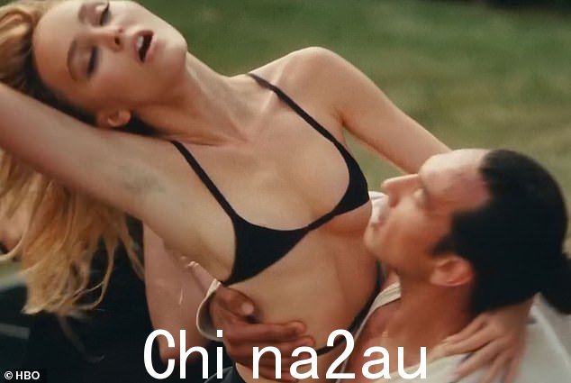 Tesfaye 似乎下车吧。他的角色在性行为中挥舞刀攻击乔斯林。他掐住她的脖子,蒙住她的眼睛,让她做他说的一切,而我却用我的鸡巴让你窒息。我希望你被它噎住。'