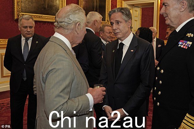 当世界各国领导人今晚聚集在宫殿时,有人看到查尔斯与安东尼布林肯交谈愉快