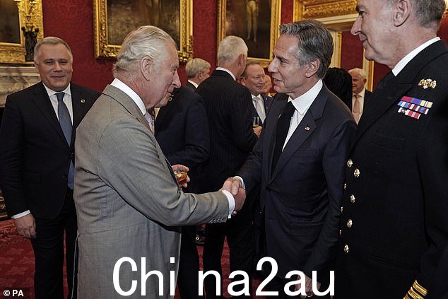 在今晚的活动中,国王与美国国务卿握手时看起来很投入