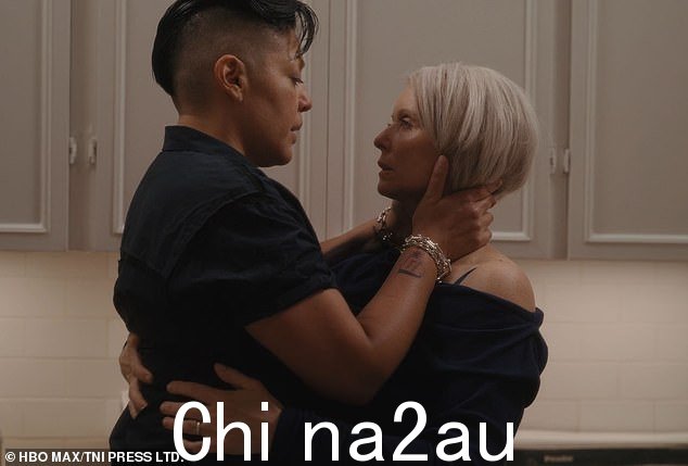Ramirez 和 Nixon 的角色在演出期间开始了一场性感的女同性恋恋情