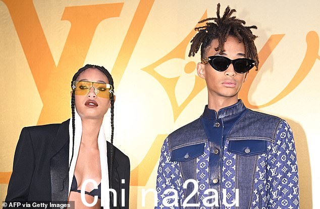 胸罩上衣:Willow,22 岁,穿着黑色胸罩、黑色夹克和配套裤子