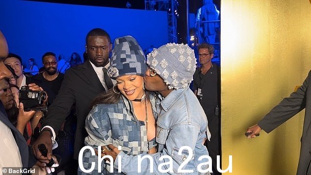 可爱!这位歌手和她的男友 A$AP Rocky 一起在炫目的活动的前排就座时展现了深爱的一面