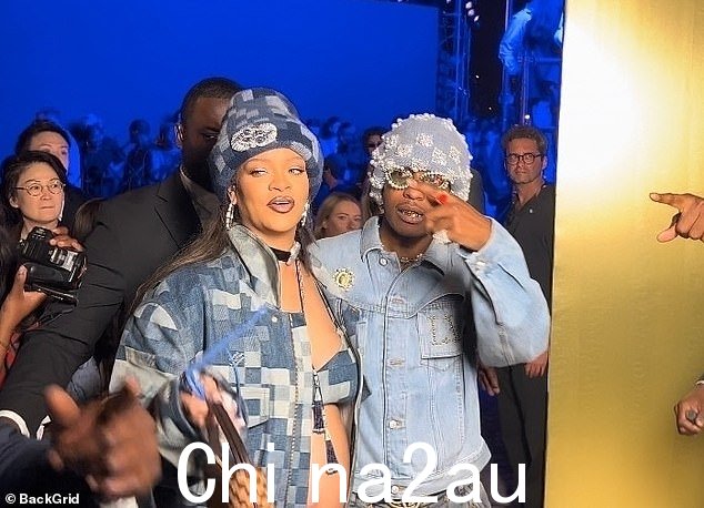 温馨:这对情侣在就座时表现出深情,A$AP 倾身在 Rihanna 的脸颊上亲了一下她的脸颊