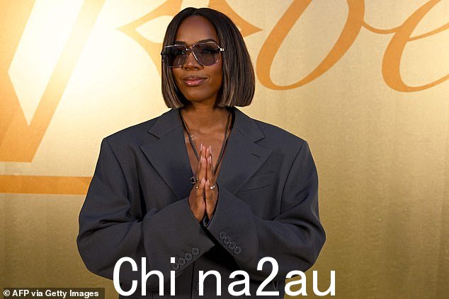 风格:美国歌手 Kelly Rowland 也穿着超大号西装和墨镜摆出姿势拍照