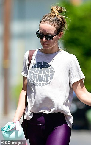 Wilde 关于 Harry Styles 的事?周二,奥利维亚·王尔德 (Olivia Wilde) 在洛杉矶外出时被发现穿着前男友 Harry Styles 的一件 T 恤