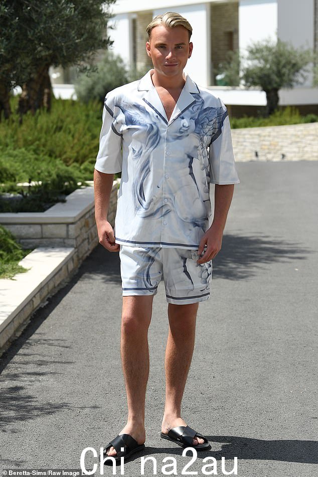 出街:Harry Derbidge 身穿白衬衫,搭配来自 BooHooMan 的短裤,搭配黑色滑块,看起来毫不费力地酷炫
