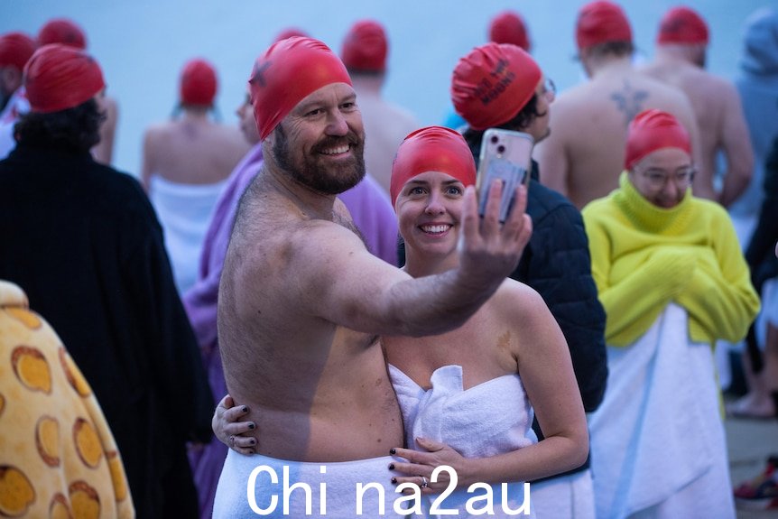 两个 Dark Mofo 裸体游泳参与者。