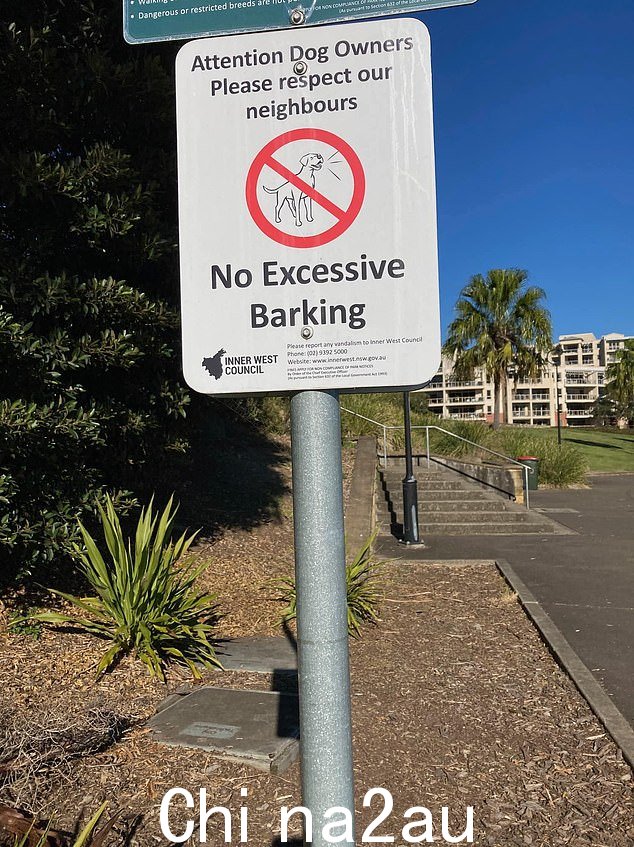悉尼内西区在市议会竖立了这个标志，要求狗主人阻止他们的宠物在不拴狗绳的区域吠叫后，社区陷入了分裂。”/></p><p style=