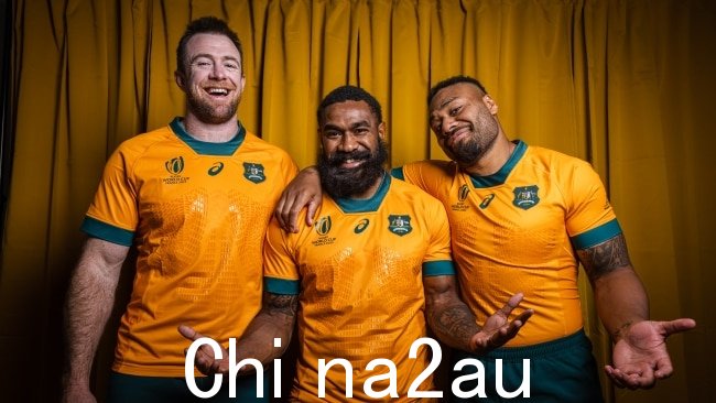 Wallabies 杰德·霍洛威 (Jed Holloway)、马里卡·科罗伊贝特 (Marika Koroibete) 和萨姆·克雷维 (Samu Kerevi) 为世界杯新球衣担任模特。图片:Brendan Hertel/RugbyAU Media