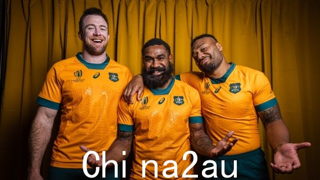 Wallabies 杰德·霍洛威 (Jed Holloway)、马里卡·科罗伊贝特 (Marika Koroibete) 和萨姆·克雷维 (Samu Kerevi) 为世界杯新球衣担任模特。图片：Brendan Hertel/RugbyAU Media