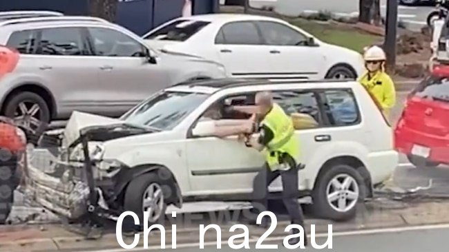 拍摄该事件的目击者大声喊叫警察停止,因为他继续打那个人。图片:9 News Queensland