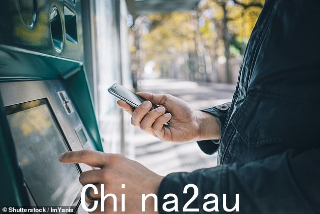 '继续转换?没办法,我会多花 20 英镑,'Nr Lewis 在从国外的 ATM 取款时说(图片)
