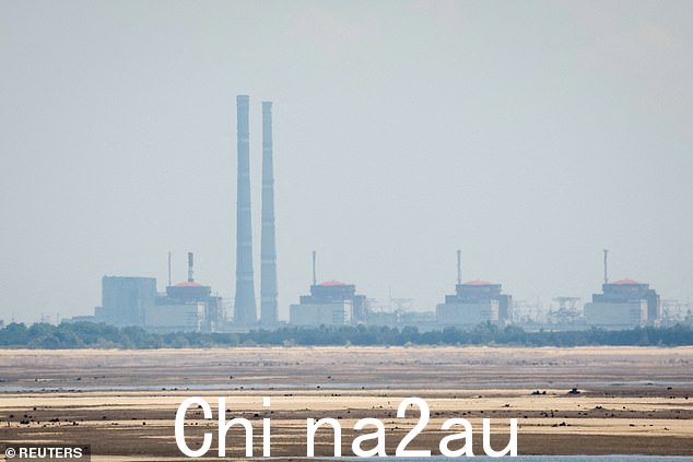 从卡霍夫卡水库岸边看扎波罗热核电站的视图