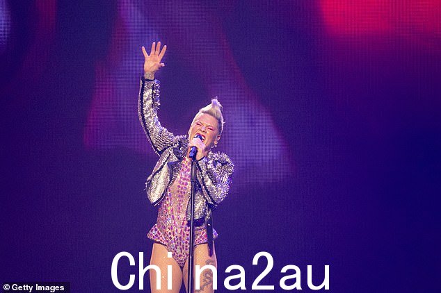 举起手来:她在舞台上唱歌