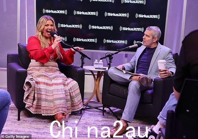 魅力四射:这位更强的热门歌手在外观上留着齐腰的金发,留着宽松的卷发,涂着浓浓的裸色唇膏