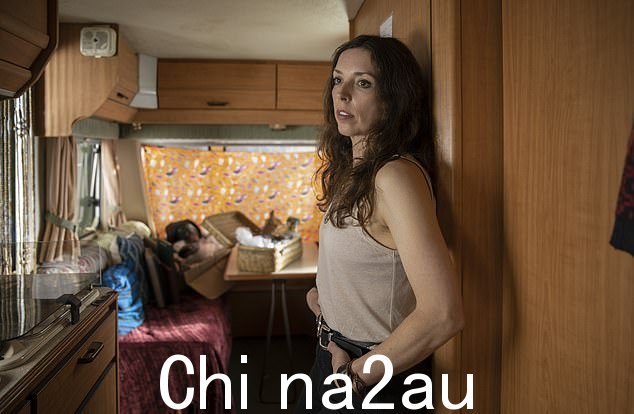 新剧中布里奇特·克里斯蒂扮演一位名叫琳达的 50 岁妇女,她抛弃了丈夫和两个十几岁的孩子