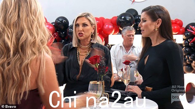 社交媒体:吉娜在聚会期间与 54 岁的希瑟·杜布罗 (Heather Dubrow) 分享,她在 TikTok 上看到了一段视频,视频中珍恩 (Jenn) 庆祝她的瑜伽生意蓬勃发展,而她的好朋友塔姆拉 (Tamra) 即将关闭健身房她从她的丈夫 Eddie 开始