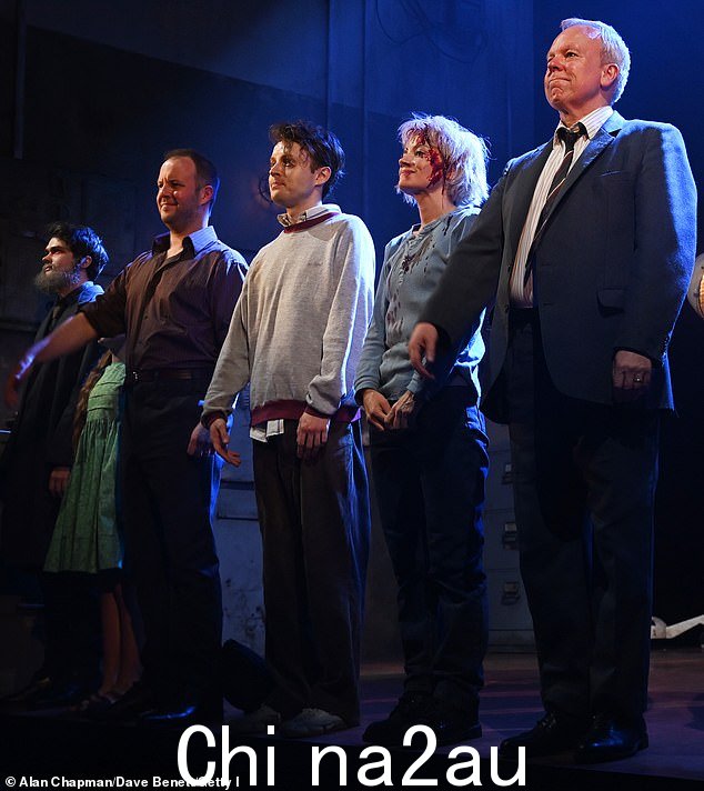 演员:新闻之夜秀结束后,Lily 与她的联合主演 Steve Pemberton 和 Matthew Tennyson 一起出现在约克公爵剧院的舞台上,看起来心情愉快