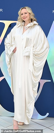 空灵:Gwendoline 身着象牙色丝绸长裙,袖子飘逸,衣领醒目,看起来不可思议