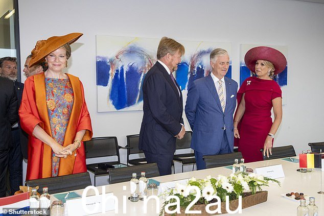 比利时王后玛蒂尔德、荷兰国王威廉-亚历山大、菲利普国王-比利时菲利普和荷兰王后马克西玛在访问 Imec 时合影