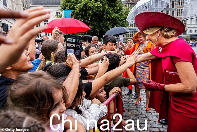 女王会见尖叫的皇室粉丝,他们非常兴奋地看到在比利时的城市