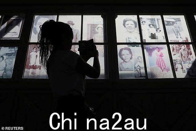 Windrush 移民在蒂尔伯里港码头的原始人行道上的图像,Windrush 移民使用过