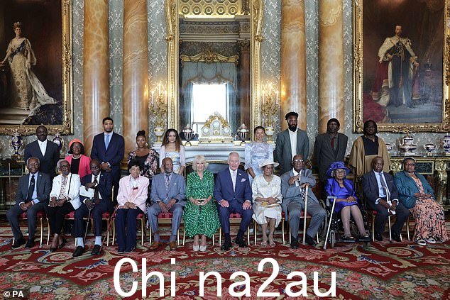 国王查理三世和王后卡米拉与 Linda Haye、Laceta Reid、Gilda Oliver、Carmen Esme Munroe、Edna Henry、Jessie Stephens、Delisser Bernard、John Richards 和 Alford Gardener 在白金汉宫举行的招待会上6 月 14 日的宫殿
