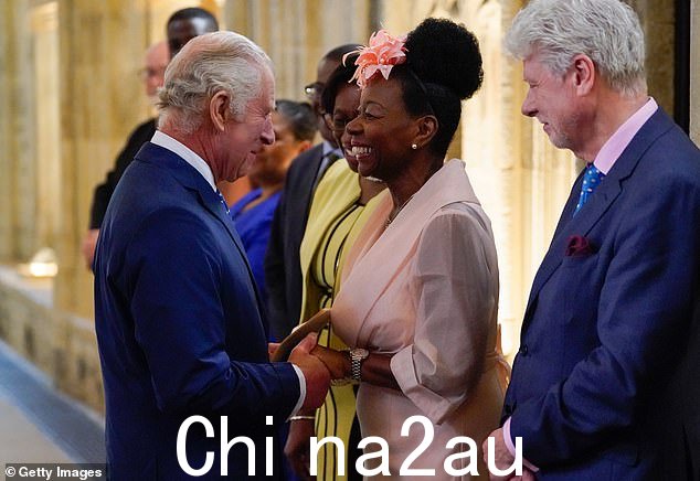 国王查理三世与弗洛埃拉·本杰明男爵夫人交谈
