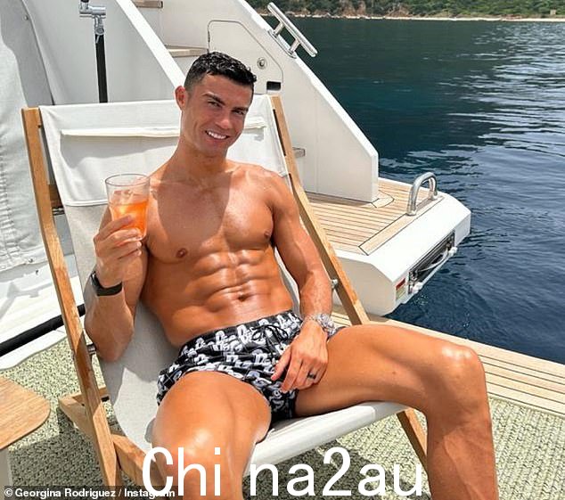 Ripped: 与此同时,Cristiano 穿着一条单色 Dolce & Gabbana 泳裤,赤裸着上身展示他撕裂的体格