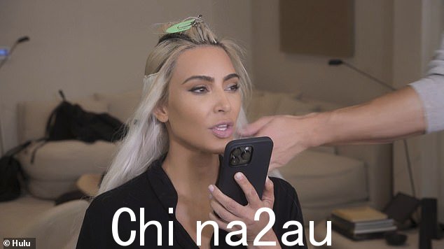 Kim 决定给她的朋友 Simon Huck 打电话,他恰好也是考特尼最好的朋友之一