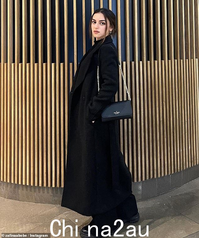 Zafina(上图)指责其他 TikTok 用户“诈骗” ' 人们进入市场并告诉她的观众'不要浪费时间'