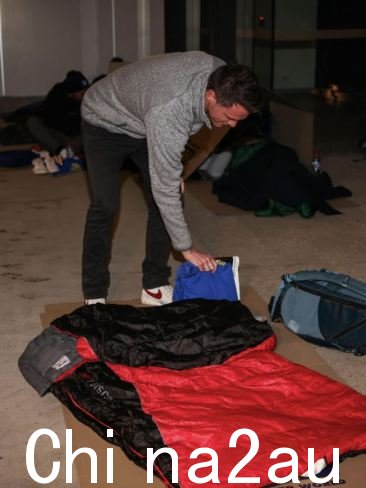 总理在混凝土上搭起临时床，铺上一个睡袋和一张纸板。图片：Twitter @ChrisMinnsMP