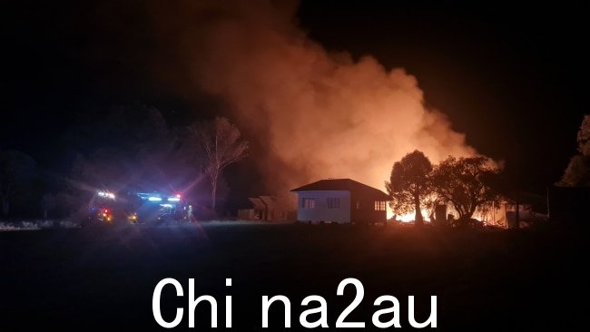 紧急救援人员于周四下午 6.30 刚过就抵达罗马维拉酒庄,与大火搏斗。图片:Chloe Cufflin,NCA。