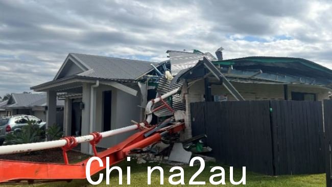一台起重机坠落到昆士兰州伊普斯威奇的一所房屋上，无人受伤。图片：Twitter @QldAmbulance