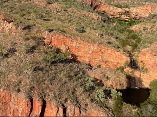 丛林徒步者原本计划从Revolver Falls徒步前往Packsaddle Springs的他在西澳大利亚偏远地区的一次搜索行动中被发现后被送往库努纳拉的医院。图片：提供/西澳大利亚警方