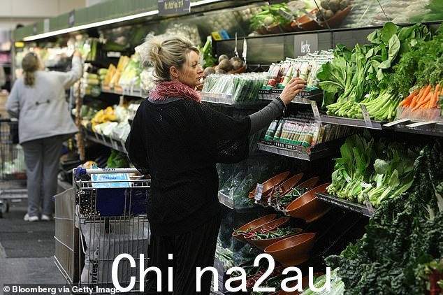一位悉尼妈妈说她正在考虑吃素,以帮助应对不断增长的食品成本(如图,一位女士在 Woolworths 购物)