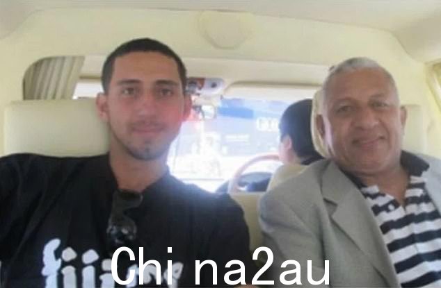 Ratu Meli Bainimarama,36 岁,斐济前总理 Frank Bainimarama(如图)的儿子,面临 18 项指控,包括袭击、跟踪、毁坏财产、未经同意窒息以及未经同意录制和传播图像同意 2022 年涉嫌发生的事件