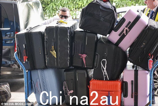 歌手抵达机场时拖着至少 14 个手提箱