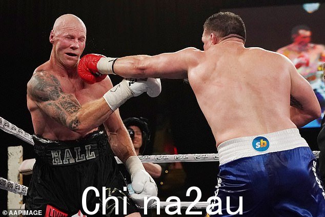 前 AFL 硬汉巴里·霍尔 (Barry Hall)(左)职业拳击赛两次,战平前 NRL 伟大球员保罗·加伦(右),输给前双码球星桑尼·比尔·威廉姆斯