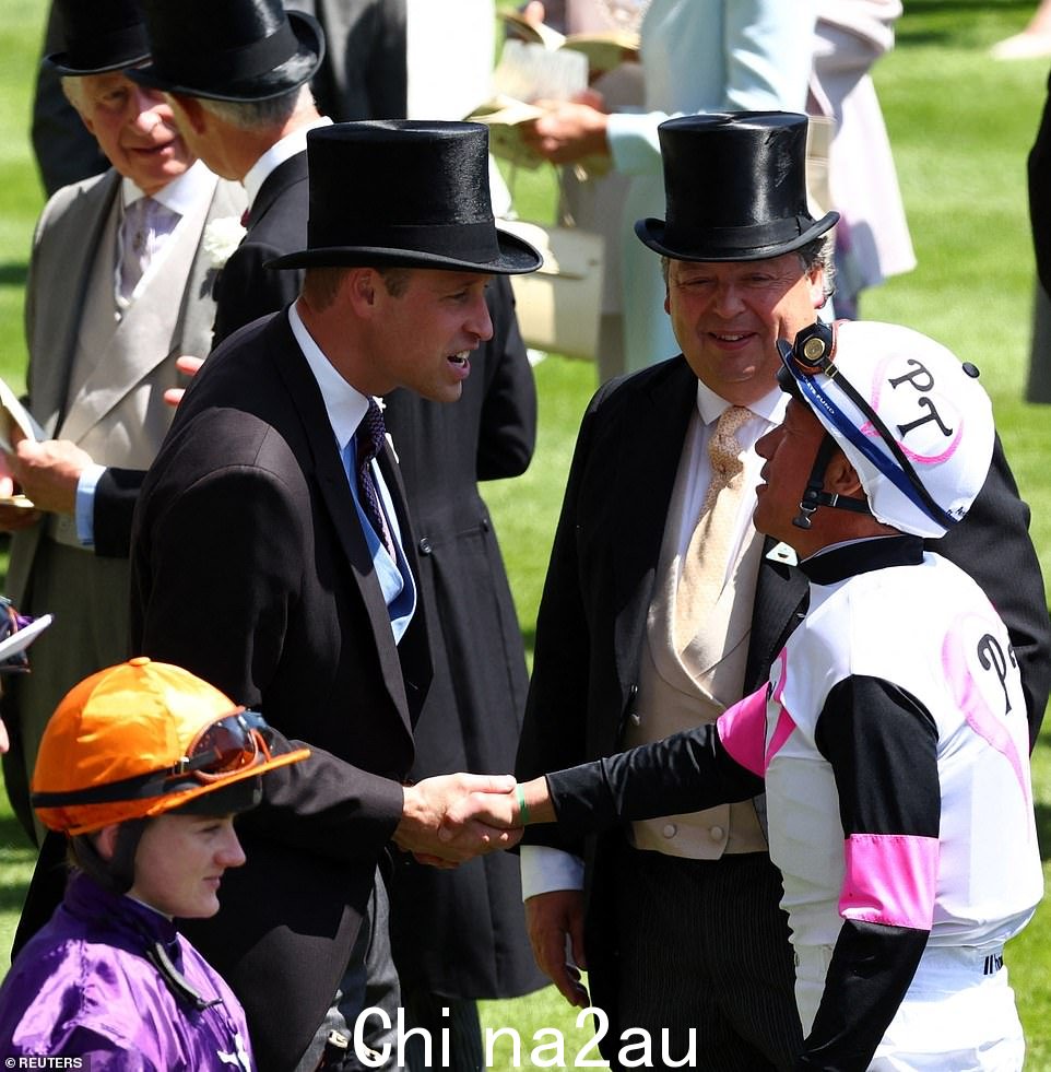 威廉王子与世界著名骑师弗兰基·戴托利 (Frankie Dettori) 握手,他的职业生涯已跨越三十多年