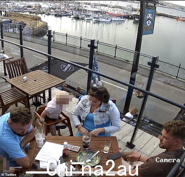 一家人在康沃尔美食酒吧享用了 215 英镑的高级父亲节午餐后被中央电视台拍到“跑步”,他们已经结账了” class=