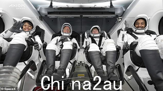 埃隆·马斯克 SpaceX 航班上的四名宇航员包括来自沙特阿拉伯的 Rayyanah Barnawi(左)和 Ali al-Qarni(右)以及美国商人 John Shoffner(中左)和退役 NASA 指挥官佩吉·惠特森(中右)