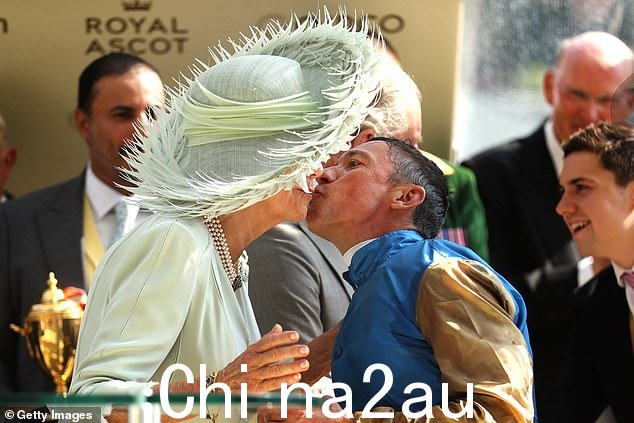 今天卡米拉女王在向弗兰基颁发金杯奖时收到了他的吻